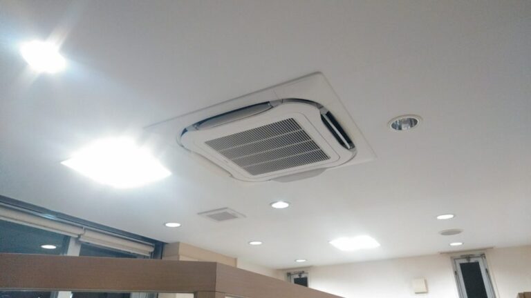 名古屋市の病院内に設置された天井埋込式エアコンの工事現場。
