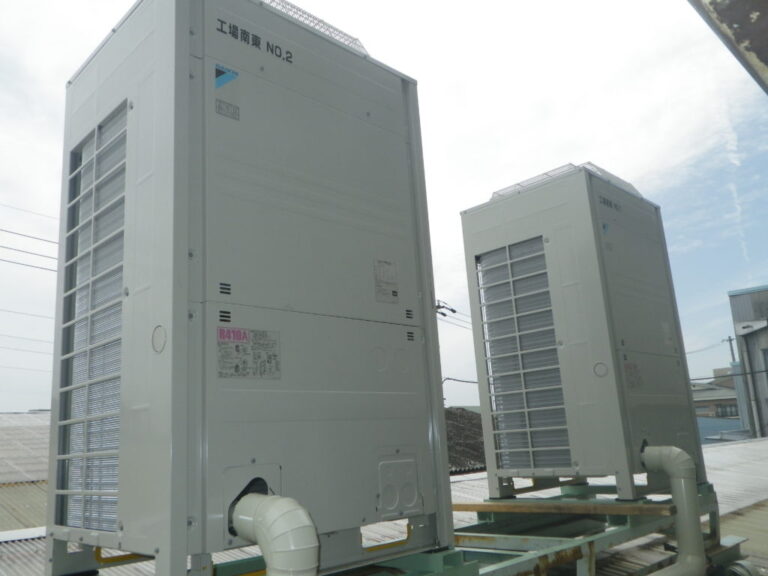 名古屋の工場屋上に設置された業務用エアコンの室外機2台と配管
