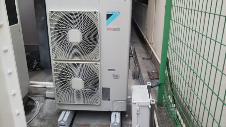 名古屋市の建物屋上に設置されたダイキンの室外機2台と配管周りのエリア。