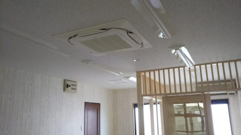 名古屋市瑞穂区の児童養護施設で天井埋込型エアコンの新設工事現場の室内