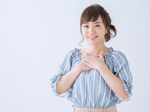 名古屋のエアコンサービスを連想させる笑顔のスタッフが丁寧に対応する場面