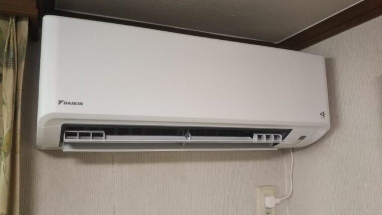 壁掛形の室内エアコン（Daikin）を取り付けた部屋の様子