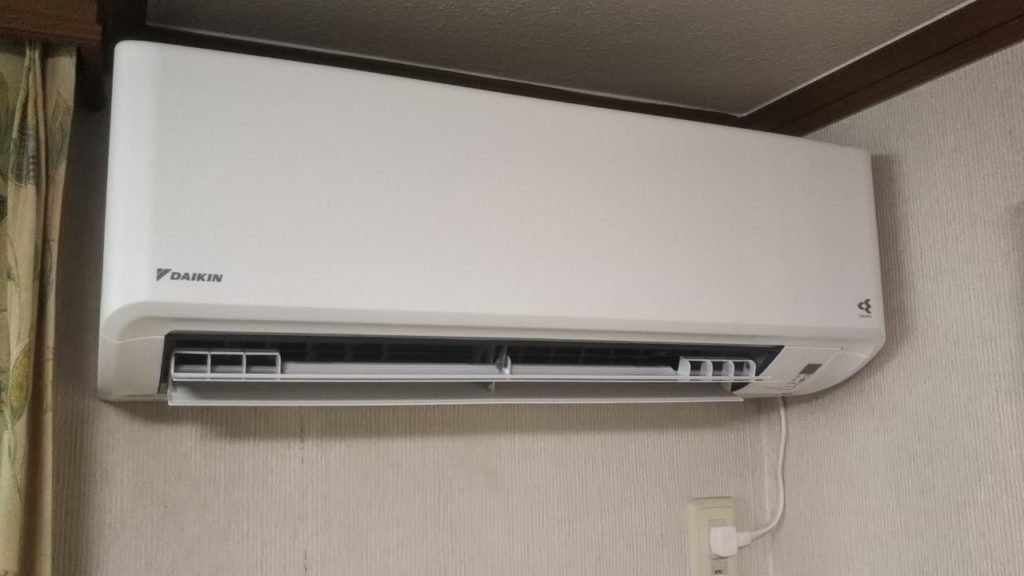 壁掛形の室内エアコン（Daikin）を取り付けた部屋の様子