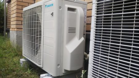 壁掛形ルームエアコンの室外機が外壁沿いに設置された様子、名古屋エリアの取付・修理対応