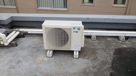 名古屋市千種区の建物屋上に設置された室外機と配管の様子