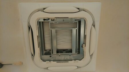 天井埋込型の空調機の点検・取付作業中の様子
