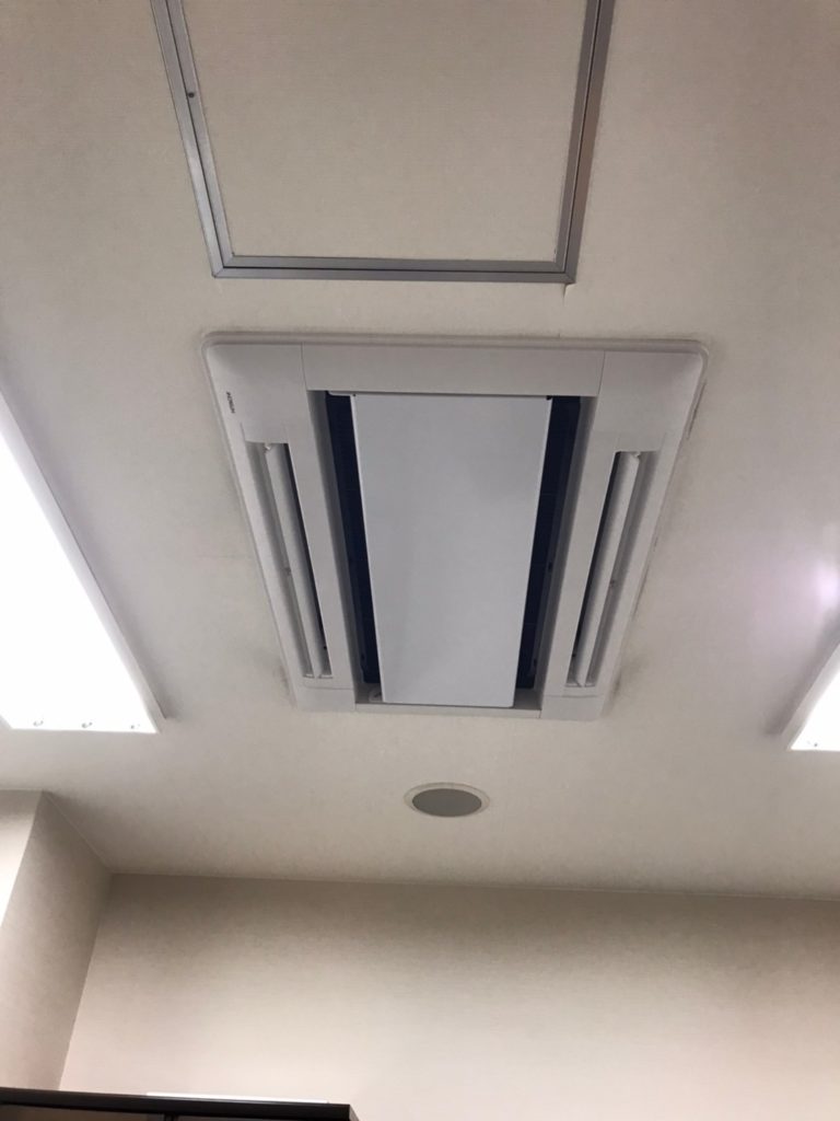 名古屋市の学校施設の天井埋込型業務用エアコンの取付・更新工事現場の様子