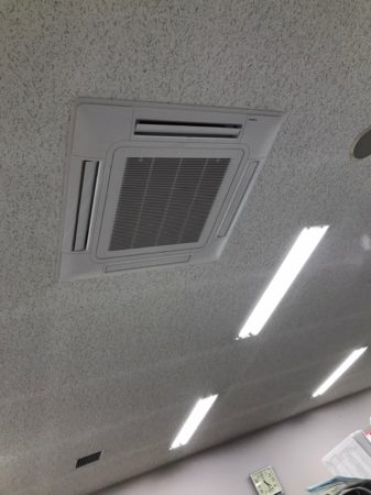 天井埋込型カセットエアコンと蛍光灯が並ぶ教室の天井