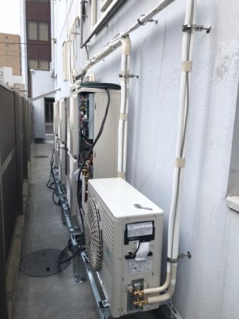 名古屋市内の建物外壁に設置されたエアコン室外機と配管の様子