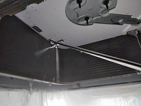 名古屋市の医院で空調機洗浄とチタンアパタイトフィルター取付作業の様子