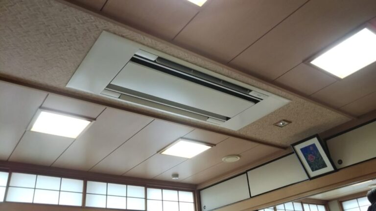名古屋市千種区の公共施設で天井埋込型エアコンを入れ替える工事現場の様子