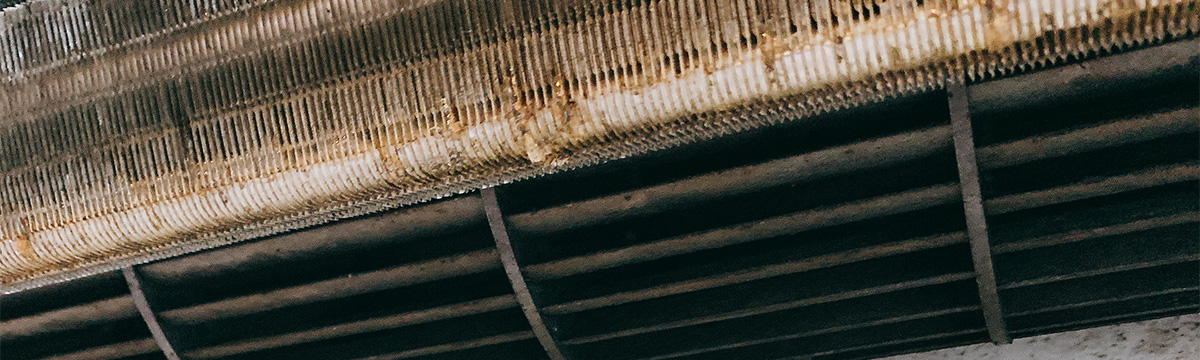 業務用エアコンのダクトと空調配管の内部構造を捉えた写真